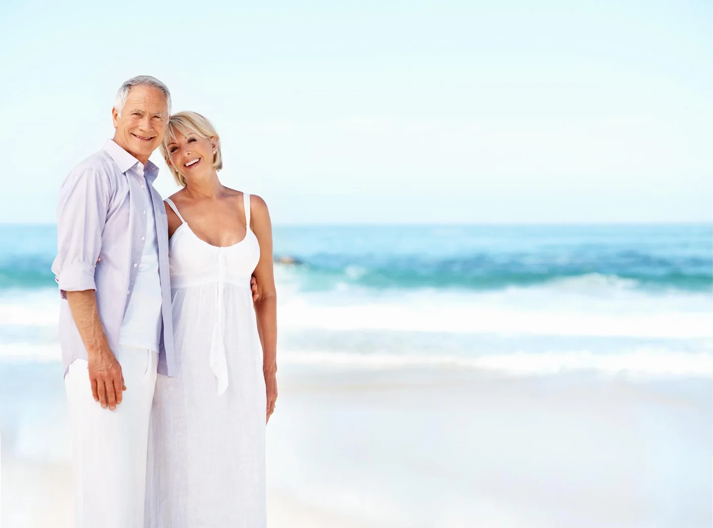 An older couple on a beach, the everyday-life audience Glucolyn is marketed to
